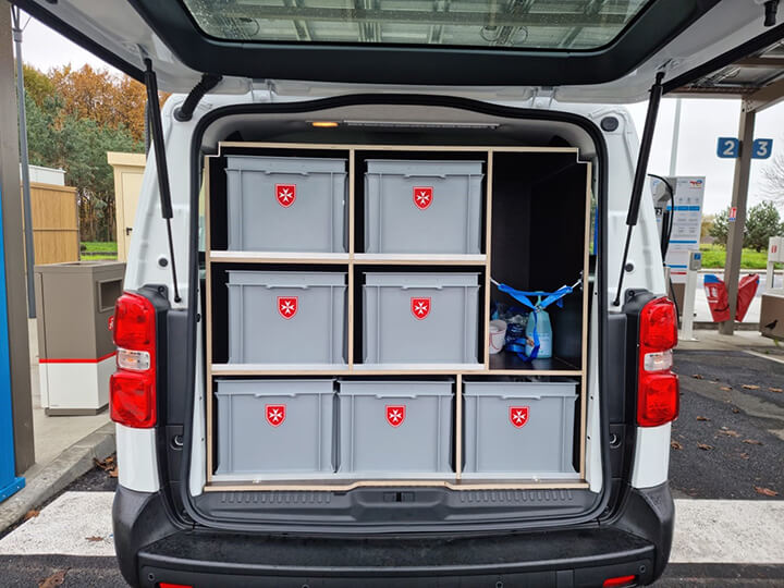 Coffre pour transporter des caisses pour stocker différentes denrées et un conteneur pour l’eau chaude