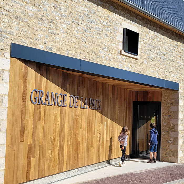 La Grange de la paix est située au cœur du village de Sainte-Mère-Église