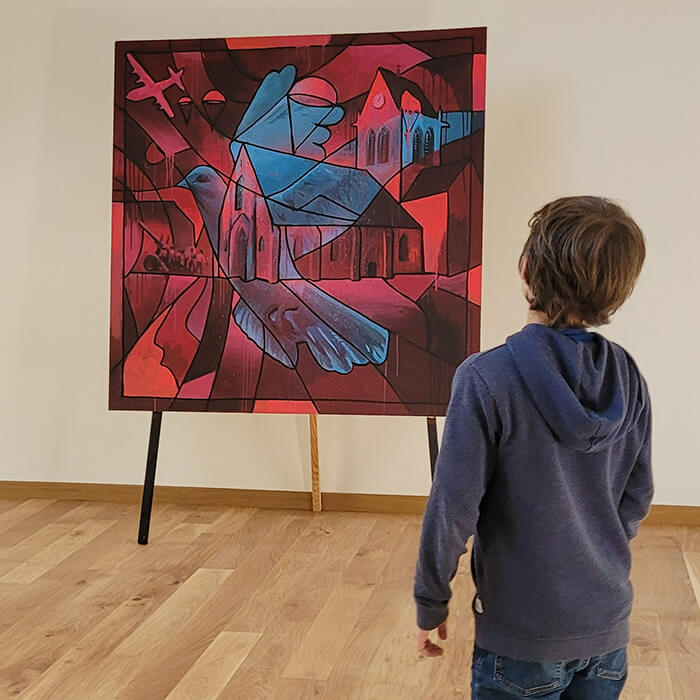 L’œuvre de l’artiste Jean Schott est présentée dans la Grange de la paix