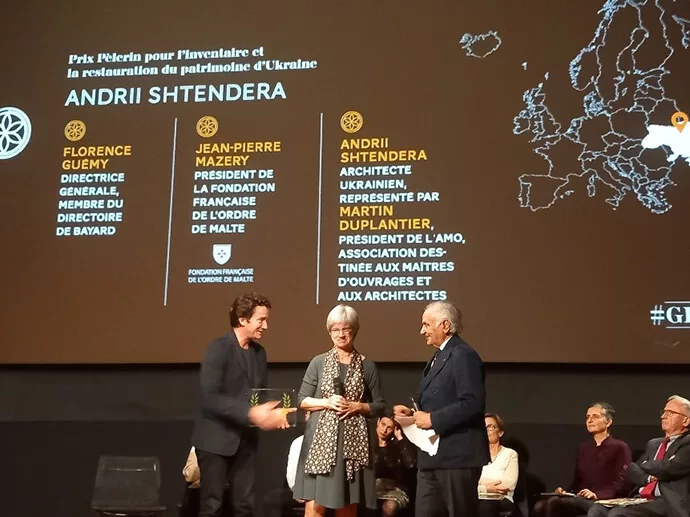 Martin Duplantier, Florence Guémy, et Jean-Pierre Mazery, Président de la Fondation Française de l’Ordre de Malte lors de la soirée du Grand Prix Pèlerin du Patrimoine le 18 octobre 2022 à la cité de l’architecture à Paris.