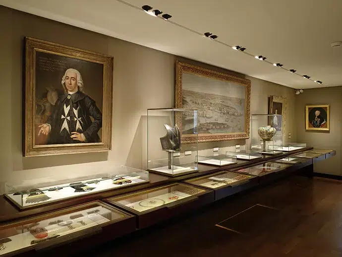 La salle des ordres religieux où figure l’Ordre de Malte dans le musée