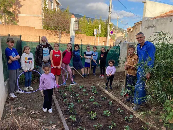 Ensemble, les familles remettent en état le potager de l’école