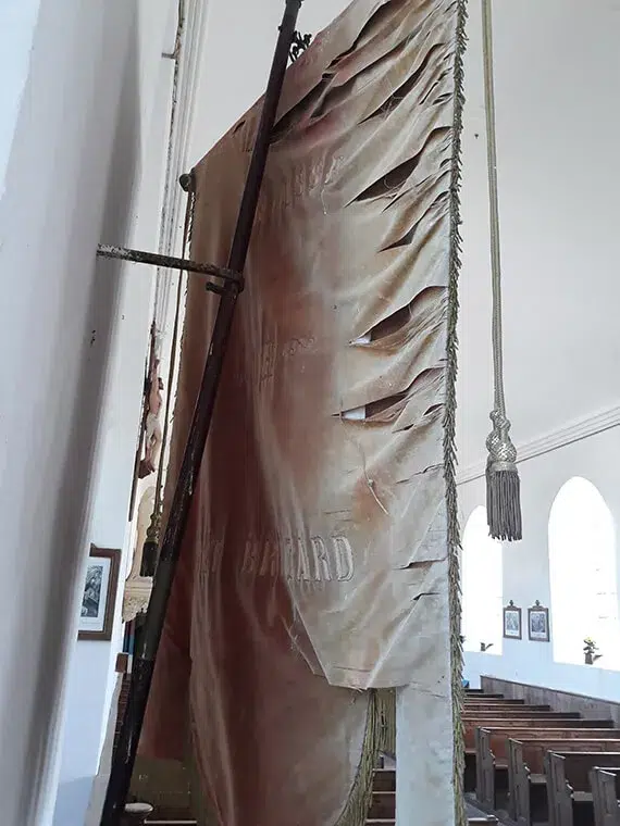 La bannière Saint-Jean Baptiste de Pont-Brocard de côté, avant restauration