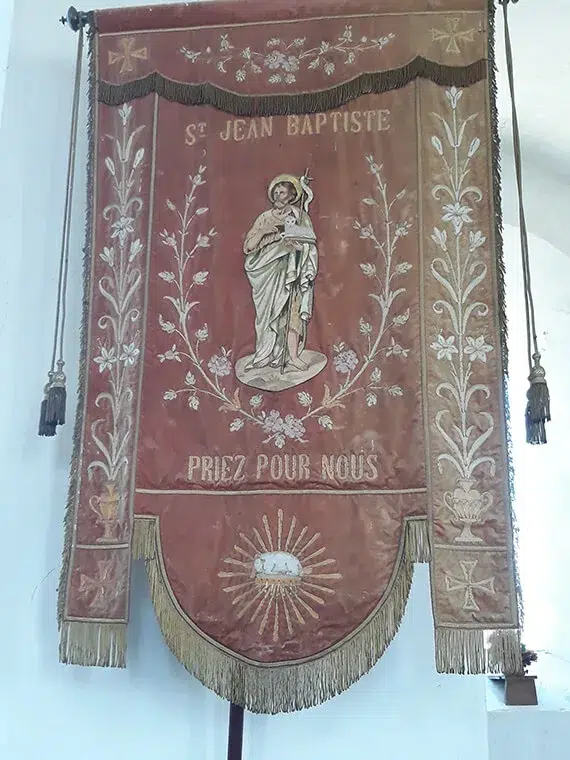 La bannière Saint-Jean Baptiste de Pont-Brocard de face, avant restauration