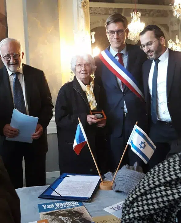 Didier Cerf, délégué régional du comité français pour Yad Vashem et le maire de Nancy, Mathieu Klein, entourant Paule Hennequin.