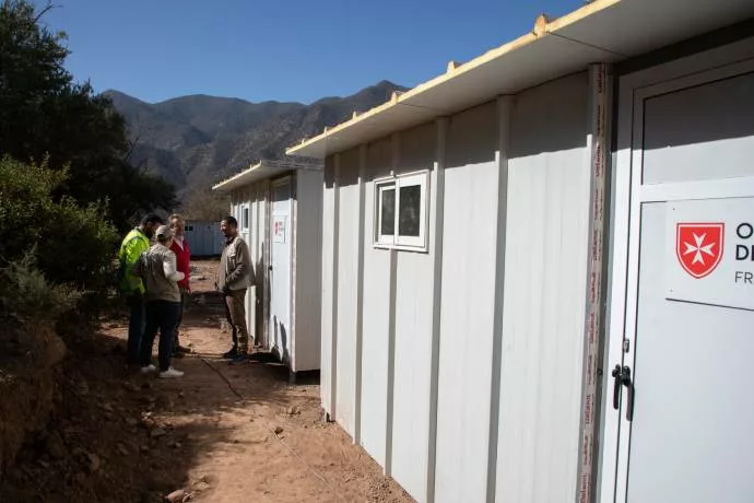 Petites cellules familiales sécurisées d'environ 12 à 15 m2, construites en panneaux isolant et structures métalliques