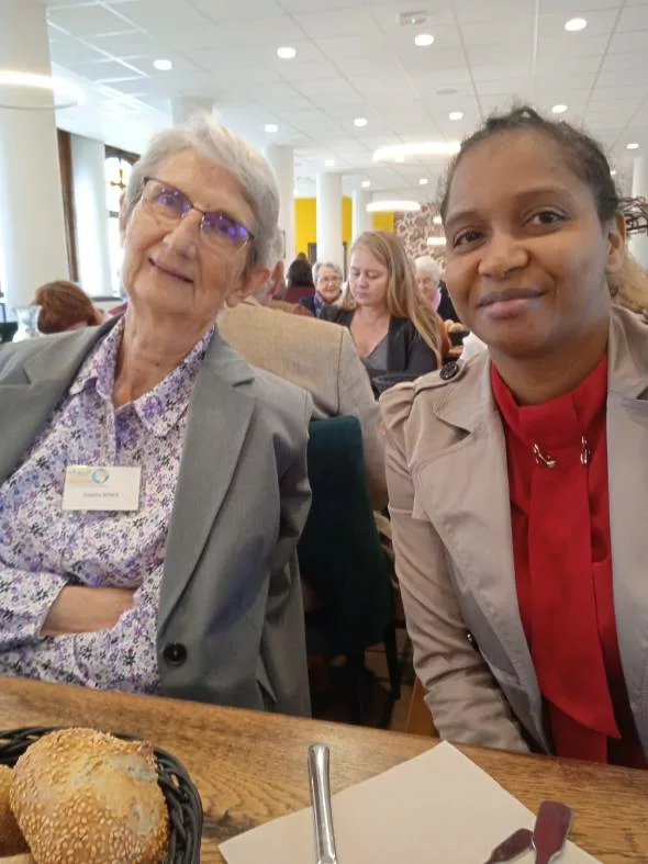 Colette bénévole de l’association avec Kadiatou, réfugiée guinéenne