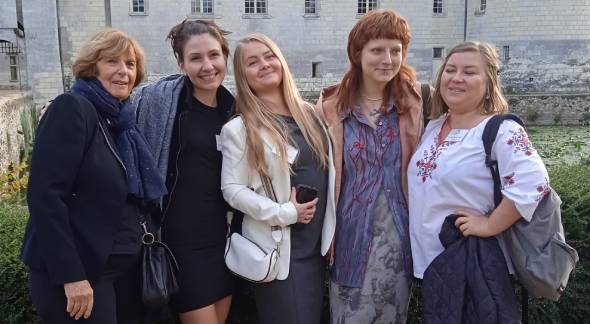 La Présidente des Champs de Booz, Tristane de Choiseul, aux côtés de réfugiées ukrainiennes accueillies par l’association