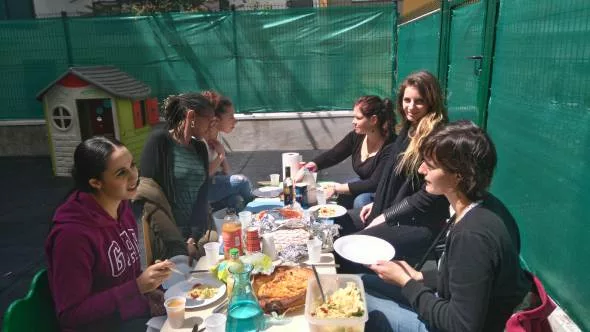 Envoludia Crèche inclusive cafés des parents par mois, des activités parents/enfants ainsi que des entretiens avec les familles