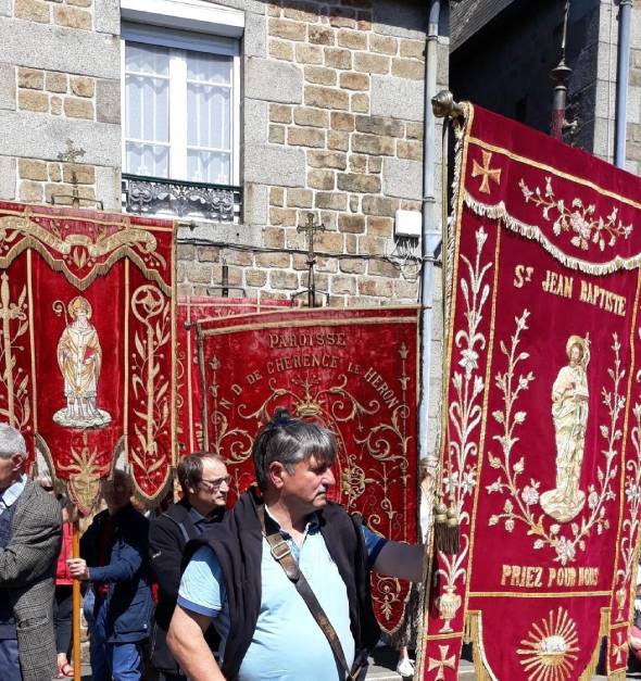 Restauration de la bannière de la paroisse Saint-Jean Baptiste de Pont-Brocard