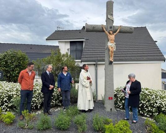 Inauguration du premier calvaire restauré avec le soutien de la Fondation. Interview de SOS Calvaires. Inauguration du premier calvaire restauré avec le soutien de la Fondation
